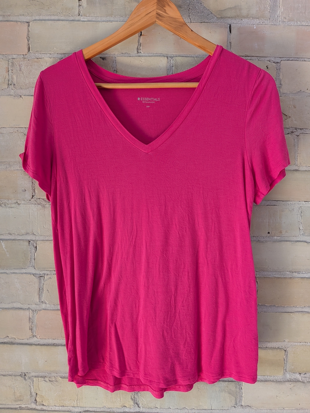 Reitmans Bright Pink V-Neck Short Sleeve Tee